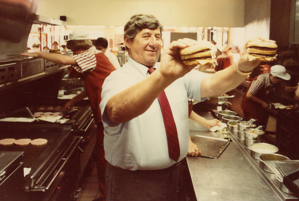 Historická fotka Jima Delighattiho, duchovního otce hamburgeru Big Mac. Zdroj McDonalds