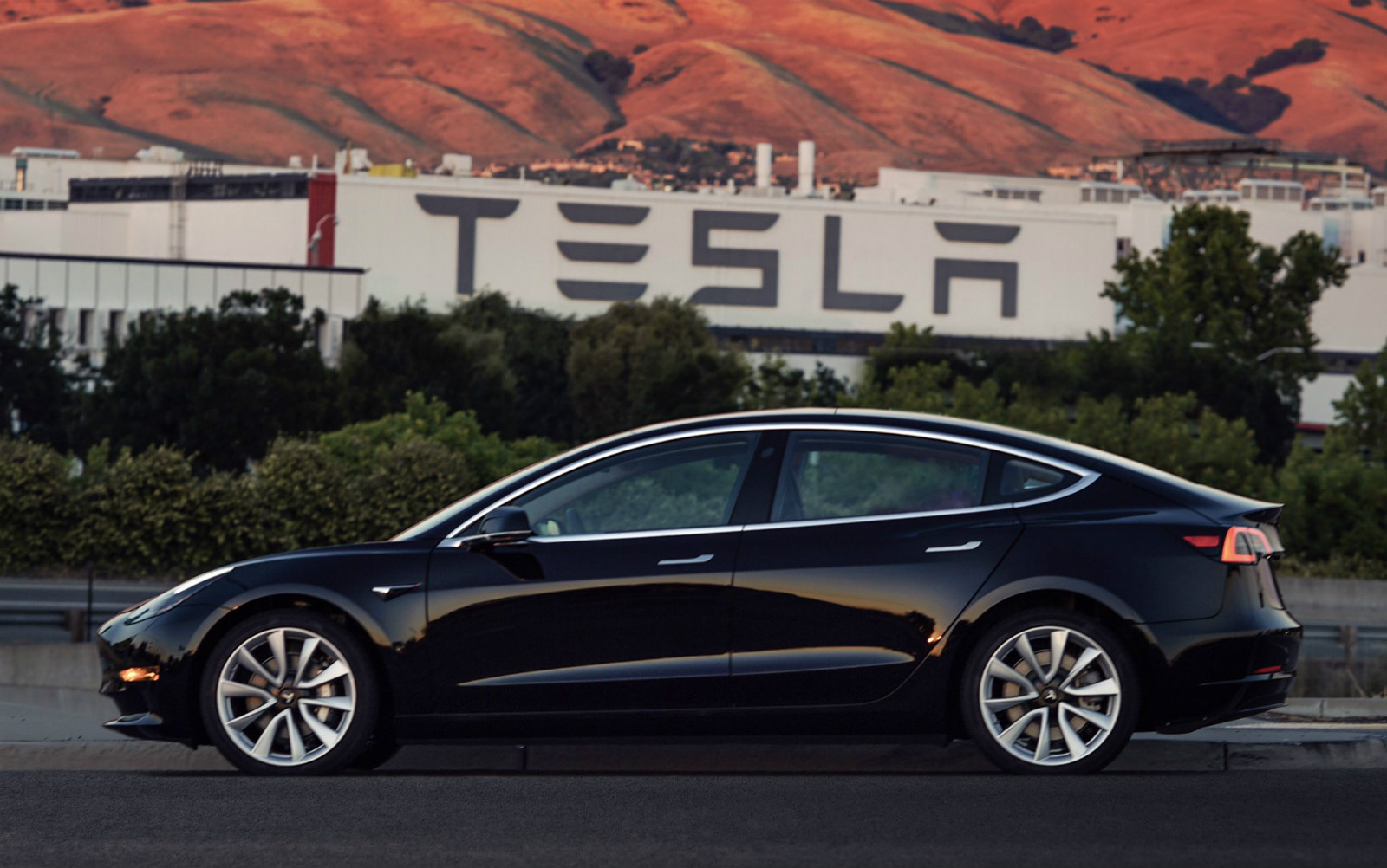 Obrázek nového "levného" Modelu 3 automobilky Tesla zveřejnil její šéf Elon Musk začátkem července 2017. Zdroj: twitter