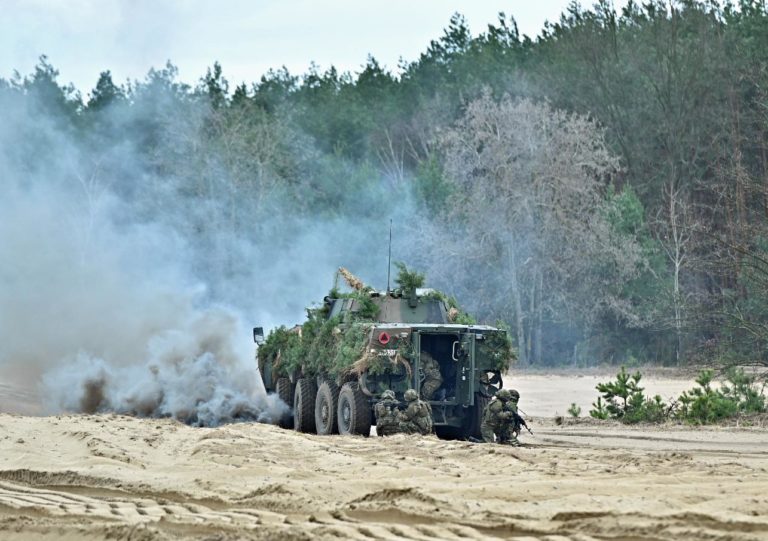 20 let Česka v NATO chceme společnou obranu dáváme na ni ale málo