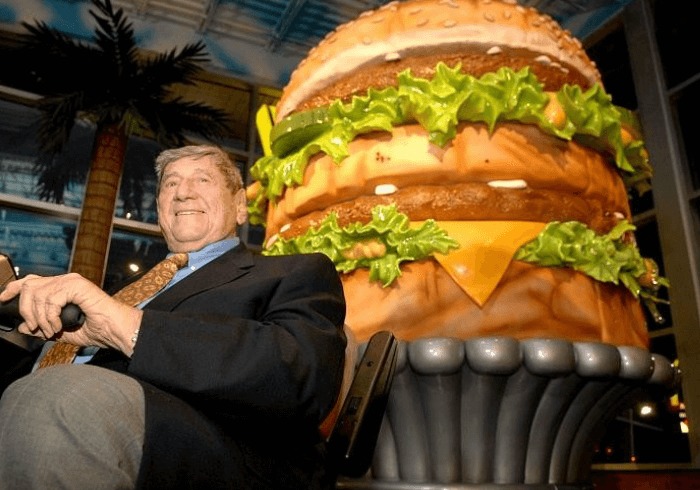 JIm Delighatti, otec hamburgeru Big Mac pózuje v BigMac muzeu při jeho otevření v roce 2007. Zdroj: McDonalds