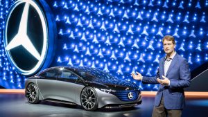 Nový šéf Daimleru a značky Mercedes-Benz Öla Källenius uvádí studii Vision EQS. Takto bude vypadat „esko“ na elektřinu.