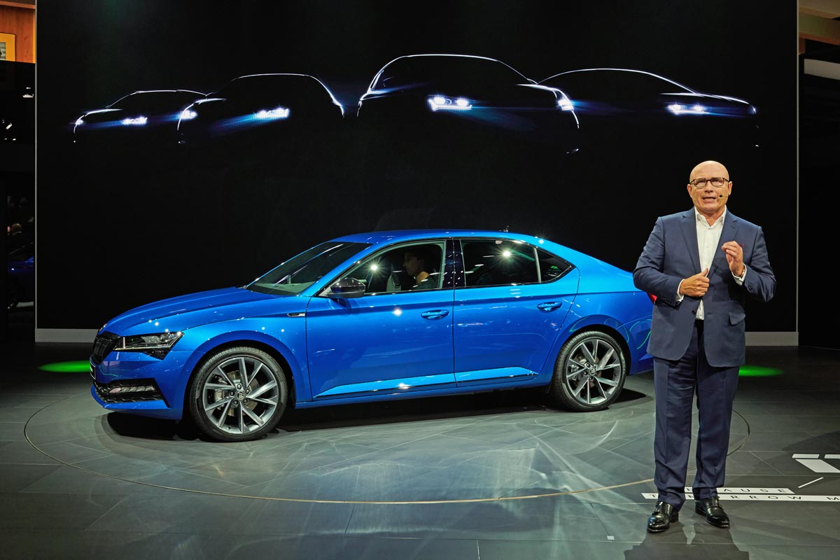 CEO Škody Auto Bernhard Maier představuje nový Superb iV, plug-in hybridní vůz, který překvapí příznivou cenou pod 900 000 Kč.