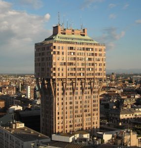 Mrakodrap Torre Velasca v Miláně. Zdroj: Wikimedia