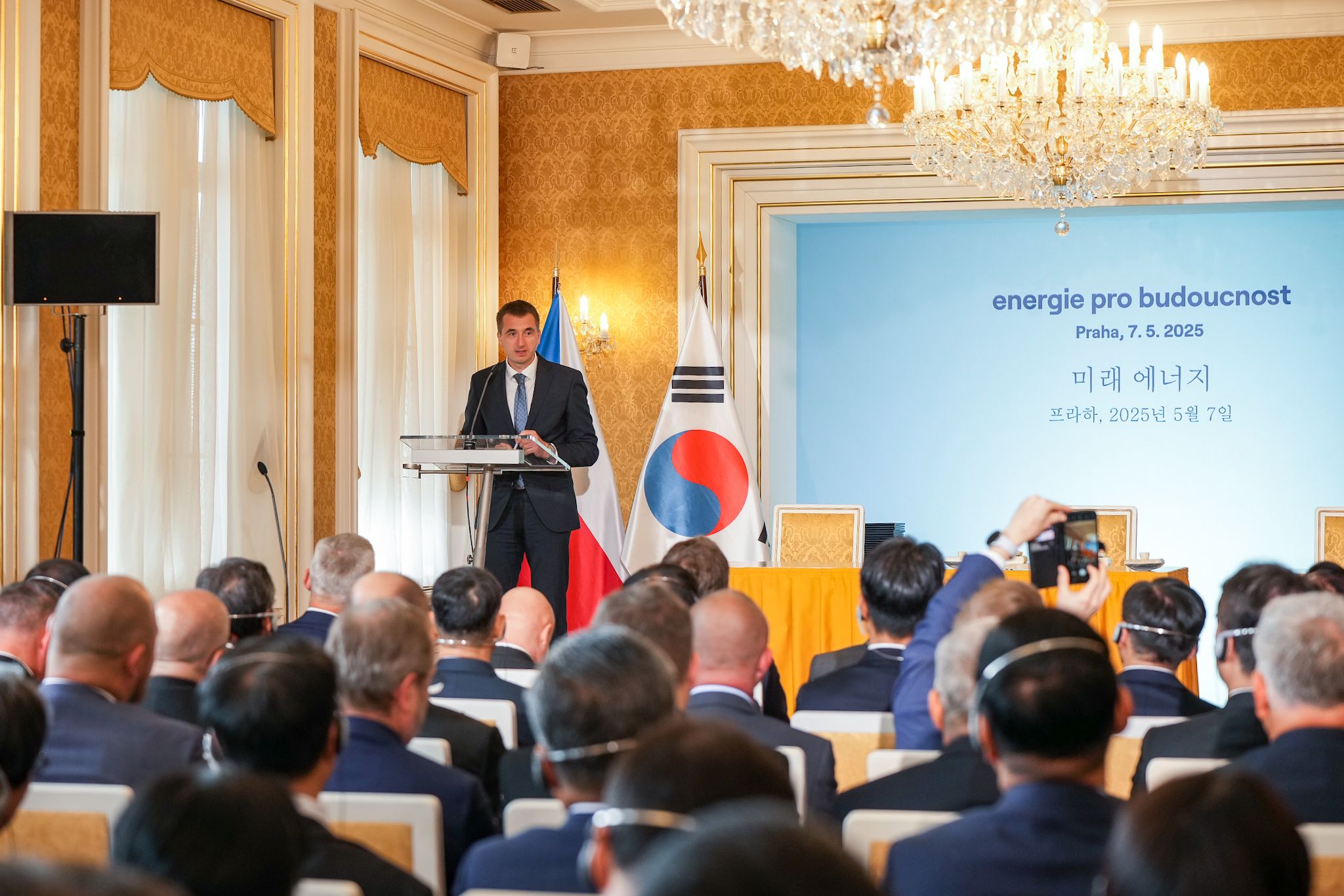 Ministr průmyslu a obchodu Lukáš Vlček (na snímku) a další zástupci vlády podepsali v Praze s Jižní Koreou sérii strategických dokumentů zaměřených na posílení spolupráce v oblastech moderního průmyslu, výzkumu a energetiky. Zdroj: MPO ČR