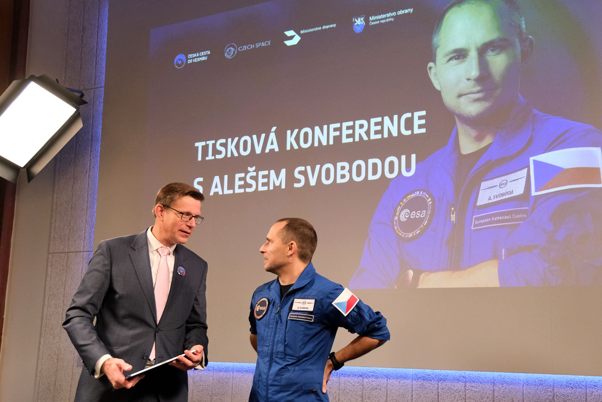 Ministr dopravy Martin Kupka a astronaut Aleš Svoboda před tiskovou konferenci představující projekt Česká cesta do vesmíru. Zdroj: Ministerstvo dopravy ČR