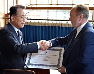 JUDr. Miroslav Fořt MBA, CEO Mezinárodní prezidentské školy předává certifikát čestného prezidenta školy Dr. Han Seung-soo, bývalému předsedovi Valného shromáždění OSN a předsedovi vlády Jižní Koreje.